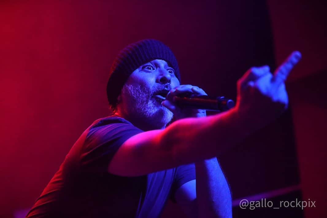 La Vela Puerca volvió a agitar el oeste - En lo que fueron dos jornadas agotadas, la banda uruguaya hizo vibrar nuevamente el auditorio de Haedo durante la visita del sábado 5 y domingo 6 de agosto.A lo largo de la primera fecha en Auditorio Oeste, los rioplatenses desplegaron toda su magia con un popurrí de canciones que iniciaron pasadas las 22. Previo a ello, los amigos de Free Anguila deleitaron a los espectadores con un repertorio en inglés que combinó el funk y soul de manera exquisita. La Vela Puerca en Haedo. Foto: Da Rooster @gallo_rockpix