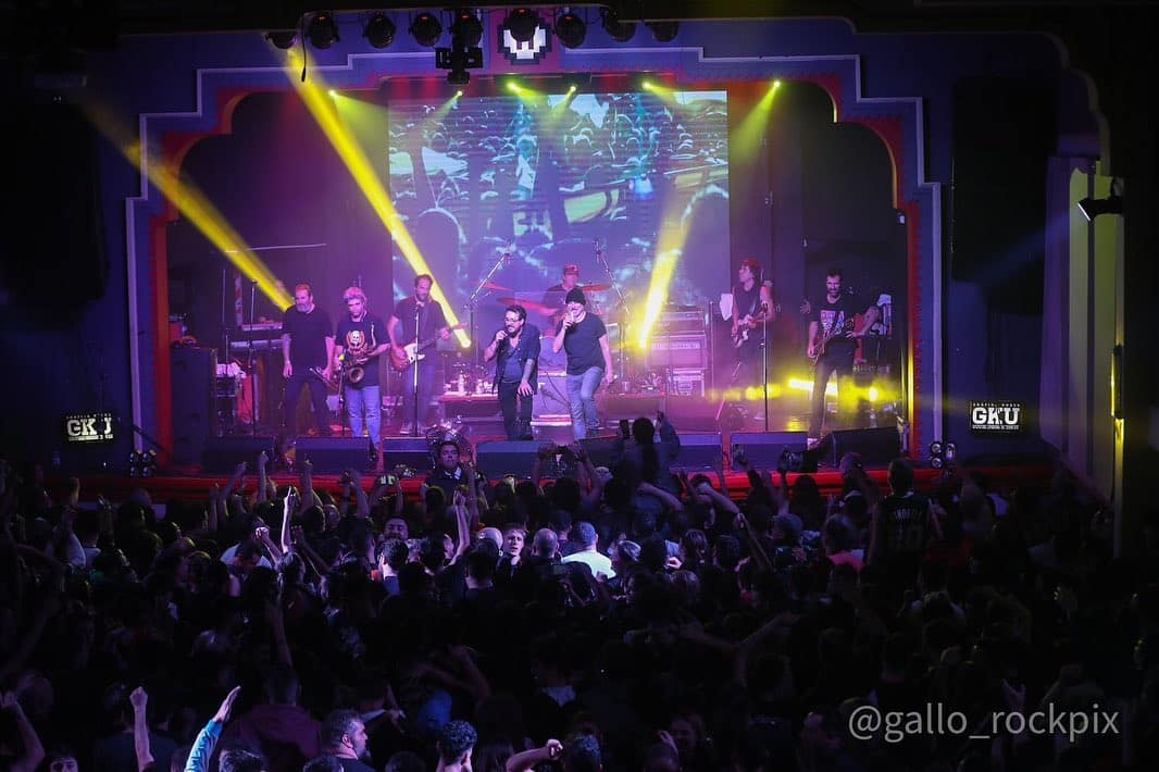 La Vela Puerca volvió a agitar el oeste - En lo que fueron dos jornadas agotadas, la banda uruguaya hizo vibrar nuevamente el auditorio de Haedo durante la visita del sábado 5 y domingo 6 de agosto.A lo largo de la primera fecha en Auditorio Oeste, los rioplatenses desplegaron toda su magia con un popurrí de canciones que iniciaron pasadas las 22. Previo a ello, los amigos de Free Anguila deleitaron a los espectadores con un repertorio en inglés que combinó el funk y soul de manera exquisita. La Vela Puerca en Haedo. Foto: Da Rooster @gallo_rockpix
