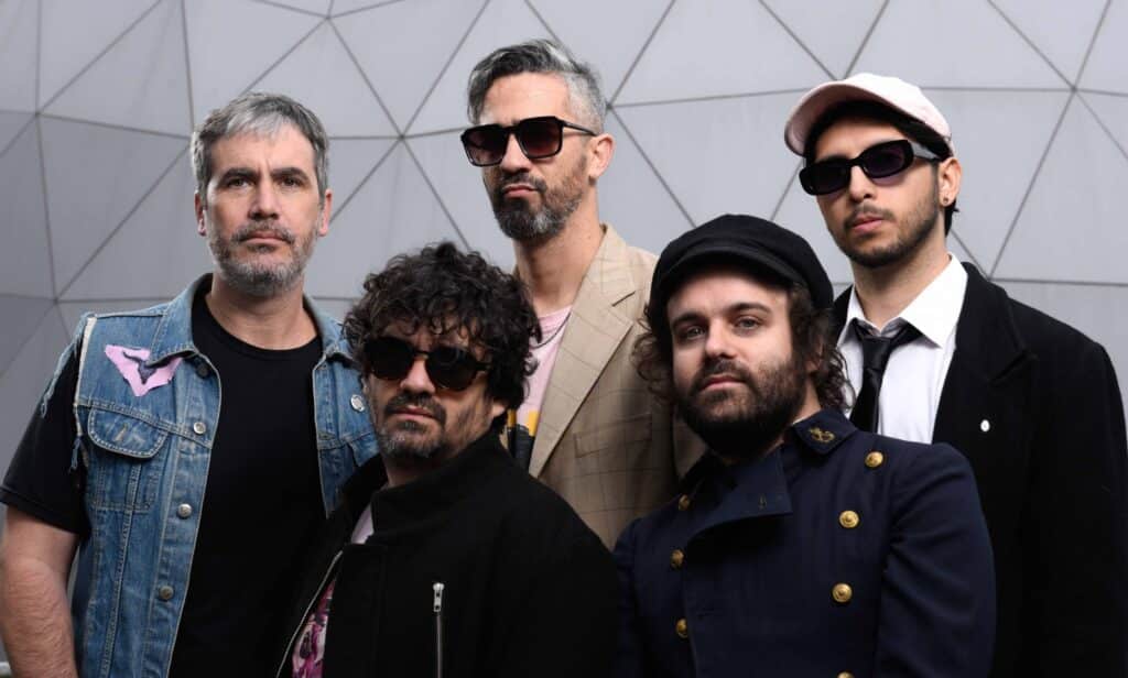 Las Armas Bs. As. - Las Armas Bs. As. es una banda que toca blues, soul y rock&roll desde el siglo XXI, con los pies en la provincia de Buenos Aires y los ojos en diversos horizontes. Surgida inicialmente como un dúo de batería y guitarra a mediados de 2013, el grupo tocó intensa y silenciosamente en diversos espacios y escenarios platenses, teloneando bandas experimentadas o nóveles. En enero de 2014 graban en un tarde un EP con ayuda de Juan Ponche Abraham que consiguió llegar a radios platenses y porteñas. El ingreso inesperado y a la vez ineludible de un gran hombre con bajo completó la trinidad y amplió el espectro del grupo. Las Armas Bs. As., 2023. Foto: Manuel Cascallar