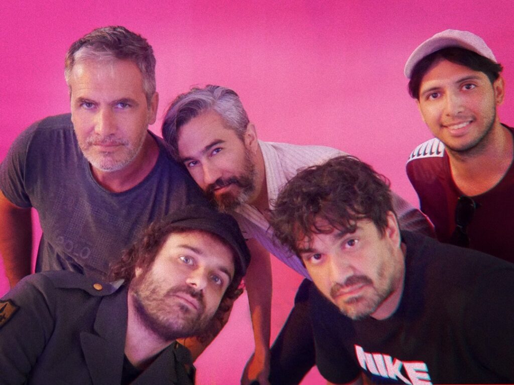 Las Armas Bs. As. - Las Armas Bs. As. es una banda que toca blues, soul y rock&roll desde el siglo XXI, con los pies en la provincia de Buenos Aires y los ojos en diversos horizontes. Surgida inicialmente como un dúo de batería y guitarra a mediados de 2013, el grupo tocó intensa y silenciosamente en diversos espacios y escenarios platenses, teloneando bandas experimentadas o nóveles. En enero de 2014 graban en un tarde un EP con ayuda de Juan Ponche Abraham que consiguió llegar a radios platenses y porteñas. El ingreso inesperado y a la vez ineludible de un gran hombre con bajo completó la trinidad y amplió el espectro del grupo. Las Armas Bs. As.