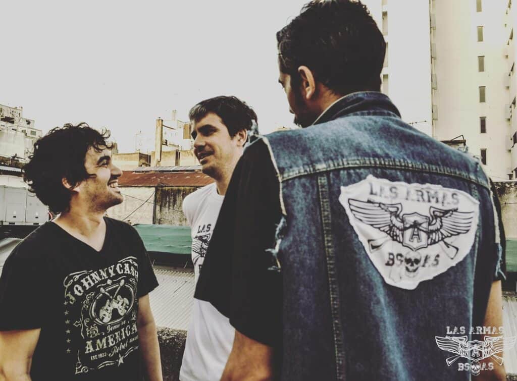 Las Armas Bs. As. - Las Armas Bs. As. es una banda que toca blues, soul y rock&roll desde el siglo XXI, con los pies en la provincia de Buenos Aires y los ojos en diversos horizontes. Surgida inicialmente como un dúo de batería y guitarra a mediados de 2013, el grupo tocó intensa y silenciosamente en diversos espacios y escenarios platenses, teloneando bandas experimentadas o nóveles. En enero de 2014 graban en un tarde un EP con ayuda de Juan Ponche Abraham que consiguió llegar a radios platenses y porteñas. El ingreso inesperado y a la vez ineludible de un gran hombre con bajo completó la trinidad y amplió el espectro del grupo. Las Armas Bs. As.
