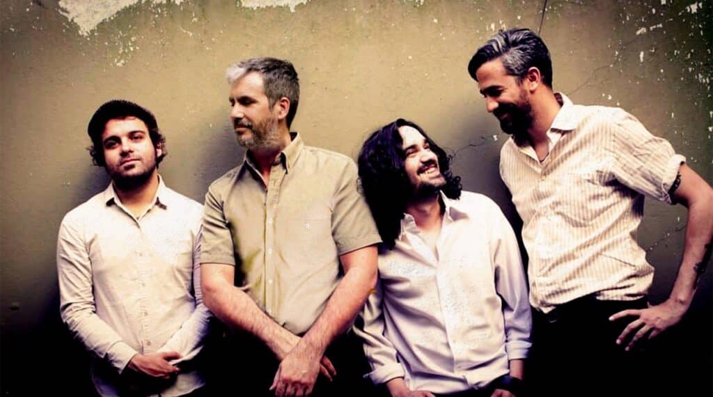 Las Armas Bs. As. - Las Armas Bs. As. es una banda que toca blues, soul y rock&roll desde el siglo XXI, con los pies en la provincia de Buenos Aires y los ojos en diversos horizontes. Surgida inicialmente como un dúo de batería y guitarra a mediados de 2013, el grupo tocó intensa y silenciosamente en diversos espacios y escenarios platenses, teloneando bandas experimentadas o nóveles. En enero de 2014 graban en un tarde un EP con ayuda de Juan Ponche Abraham que consiguió llegar a radios platenses y porteñas. El ingreso inesperado y a la vez ineludible de un gran hombre con bajo completó la trinidad y amplió el espectro del grupo. Las Armas Bs. As.