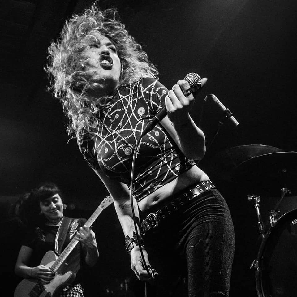 Leticia Lee - Leticia integró la banda Camus, con la que grabó los discos "Mandrágora" y "Volumen II". Previamente, había participado en otros proyectos, como Experiencia del alma (con el que se presentaba en los bares de la Zona Sur del Gran Buenos Aires) y Papusas (una banda femenina de blues). Leticia Lee