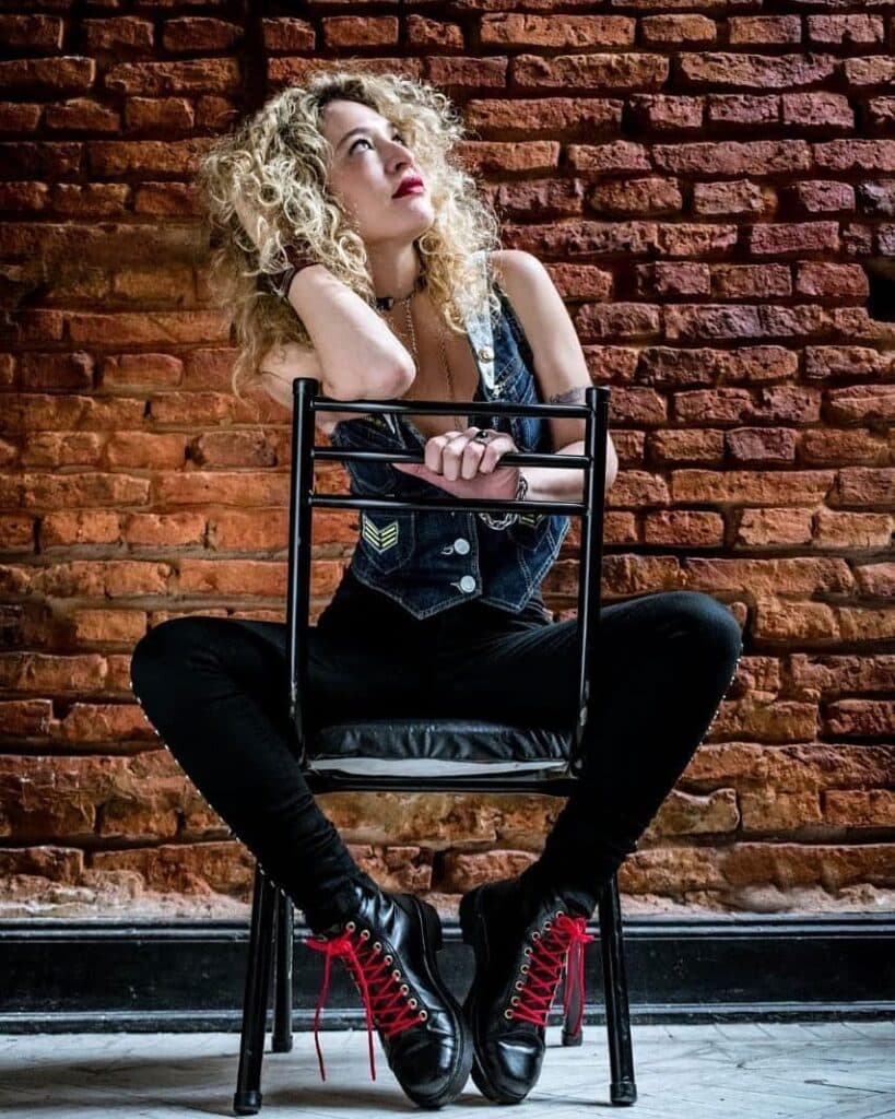 Leticia Lee - Leticia integró la banda Camus, con la que grabó los discos "Mandrágora" y "Volumen II". Previamente, había participado en otros proyectos, como Experiencia del alma (con el que se presentaba en los bares de la Zona Sur del Gran Buenos Aires) y Papusas (una banda femenina de blues). Leticia Lee