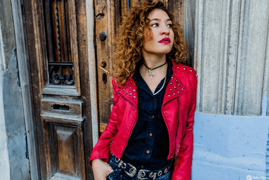 Leticia Lee - Leticia integró la banda Camus, con la que grabó los discos "Mandrágora" y "Volumen II". Previamente, había participado en otros proyectos, como Experiencia del alma (con el que se presentaba en los bares de la Zona Sur del Gran Buenos Aires) y Papusas (una banda femenina de blues). Leticia Lee