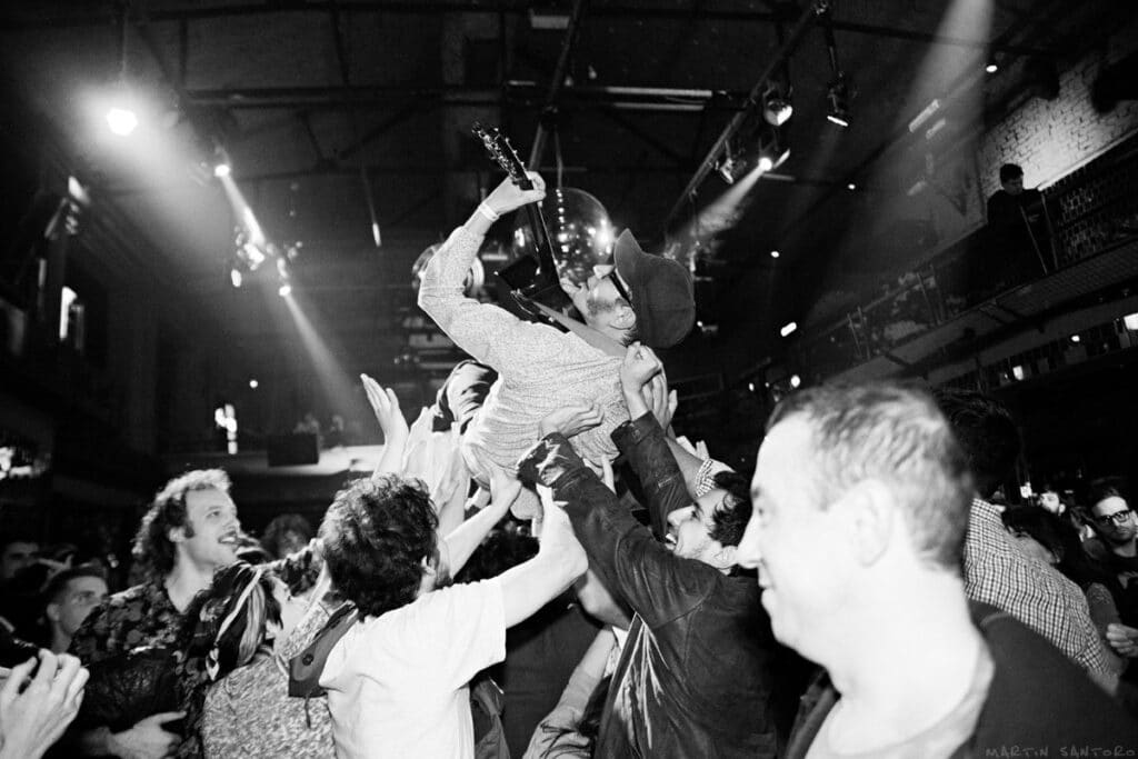 Los Alamos - Los Alamos tienen el honor de haber compartido escenario con importantes artistas como: Lee scratch perry (Brasil, 2007) os mutantes (Brasil, 2007) calexico (buenos aires, la trastienda, 2007) the evens (niceto club, buenos aires 2007) devendra banhart (niceto club, buenos aires, 2006). Los Alamos