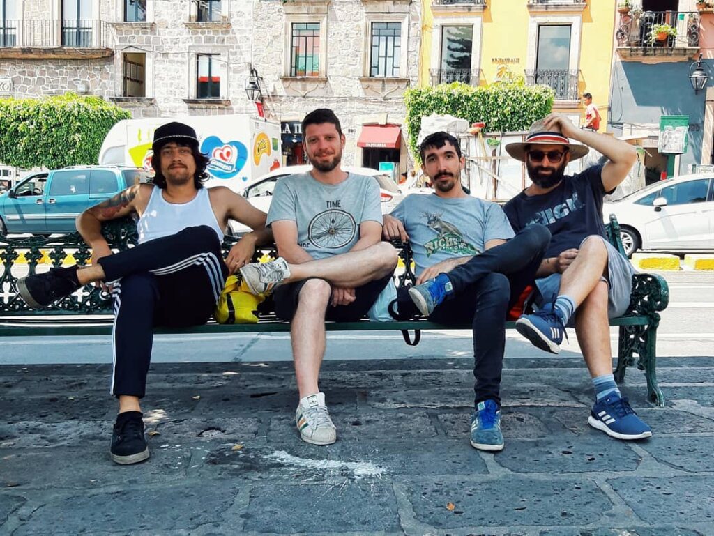Los Reyes del Falsete - Banda de los hermanos Nica Rex y Juanchy Manchy, oriundos de Adrogue, zona sur de Buenos Aires. La banda se formó en 2005. Los Reyes del Falsete