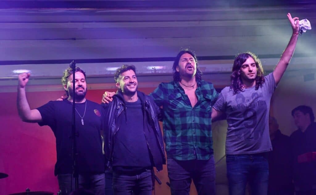 Mancha de Rolando - "Viviré viajando" es un CD+DVD con 18 canciones grabadas en vivo entre 2006 y 2007. El disco, producido por Mancha de Rolando y Alvaro Villagra, cuenta con invitados como Fidel Nadal, Facundo Soto (Guasones) y Gillespie. Mancha de Rolando, 2023
