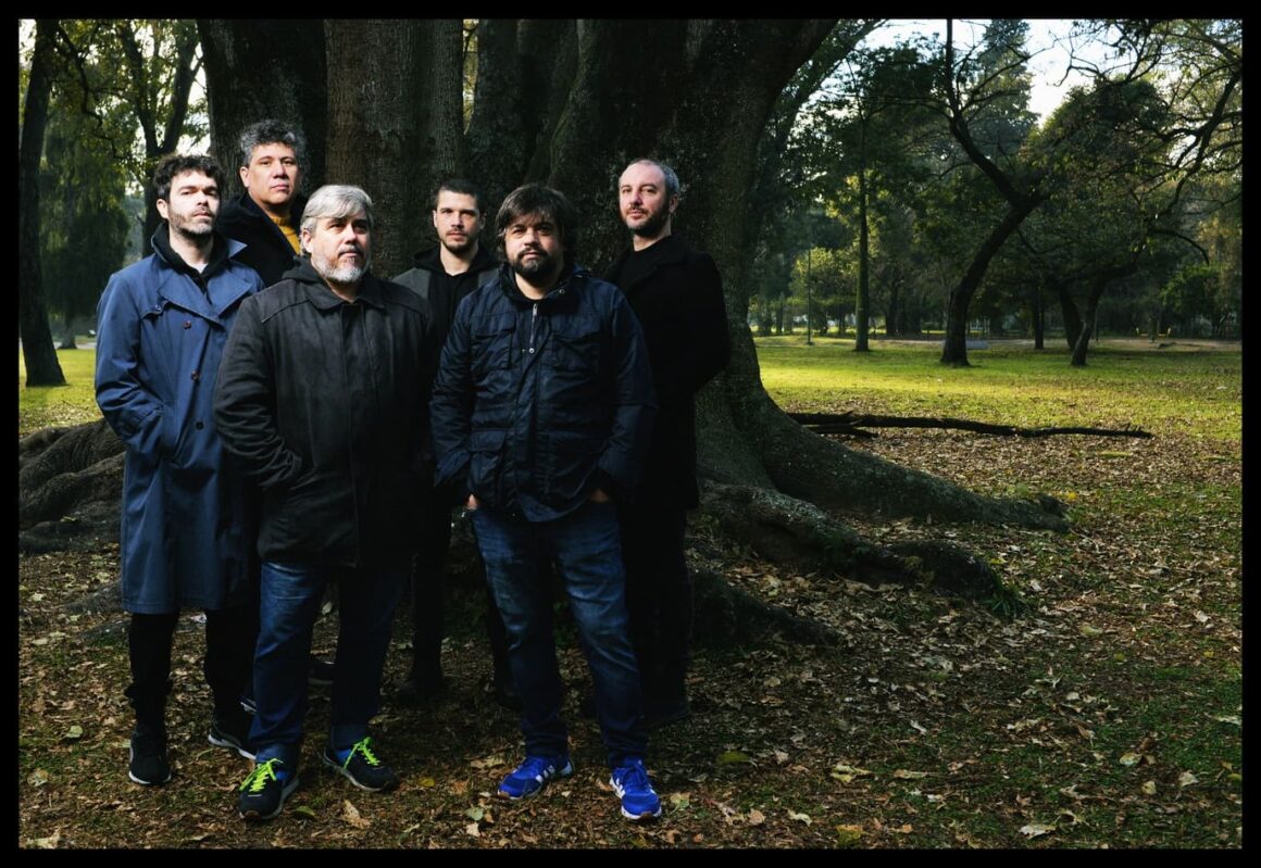Mostruo! - Cuarteto platense de rock setentoso y visceral integrado por Kubilai Medina, hijo del mítico bajista de Manal Alejandro Medina. Después de grabar su disco debut, "Grosso", fueron elegidos por Gustavo Cerati como una de las revelaciones de 2006 en la encuesta del Si de Clarín y un tema suyo ("Dios") sonó por los parlantes del estadio Monumental cada vez que Soda Stereo estuvo a punto de salir a escena en 2007. Mostruo, 2024. Foto de prensa