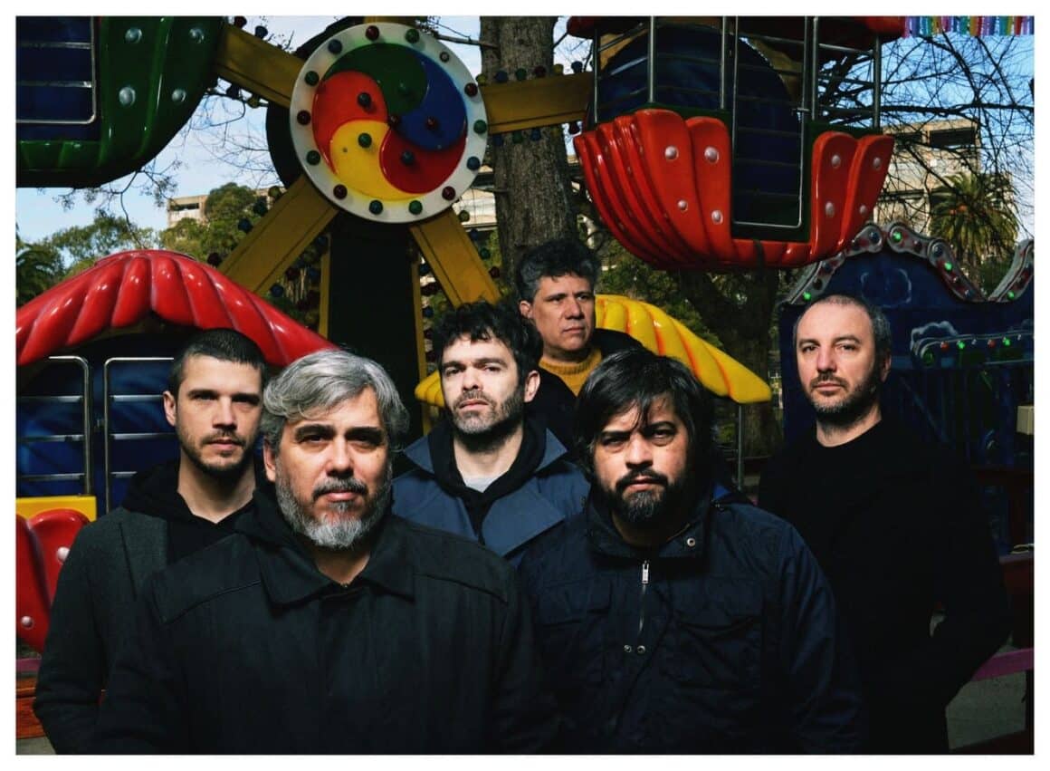 Mostruo! - Cuarteto platense de rock setentoso y visceral integrado por Kubilai Medina, hijo del mítico bajista de Manal Alejandro Medina. Después de grabar su disco debut, "Grosso", fueron elegidos por Gustavo Cerati como una de las revelaciones de 2006 en la encuesta del Si de Clarín y un tema suyo ("Dios") sonó por los parlantes del estadio Monumental cada vez que Soda Stereo estuvo a punto de salir a escena en 2007. Mostruo, 2024. Foto de prensa