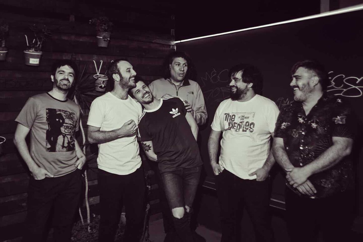 Mostruo! - Cuarteto platense de rock setentoso y visceral integrado por Kubilai Medina, hijo del mítico bajista de Manal Alejandro Medina. Después de grabar su disco debut, "Grosso", fueron elegidos por Gustavo Cerati como una de las revelaciones de 2006 en la encuesta del Si de Clarín y un tema suyo ("Dios") sonó por los parlantes del estadio Monumental cada vez que Soda Stereo estuvo a punto de salir a escena en 2007. Mostruo