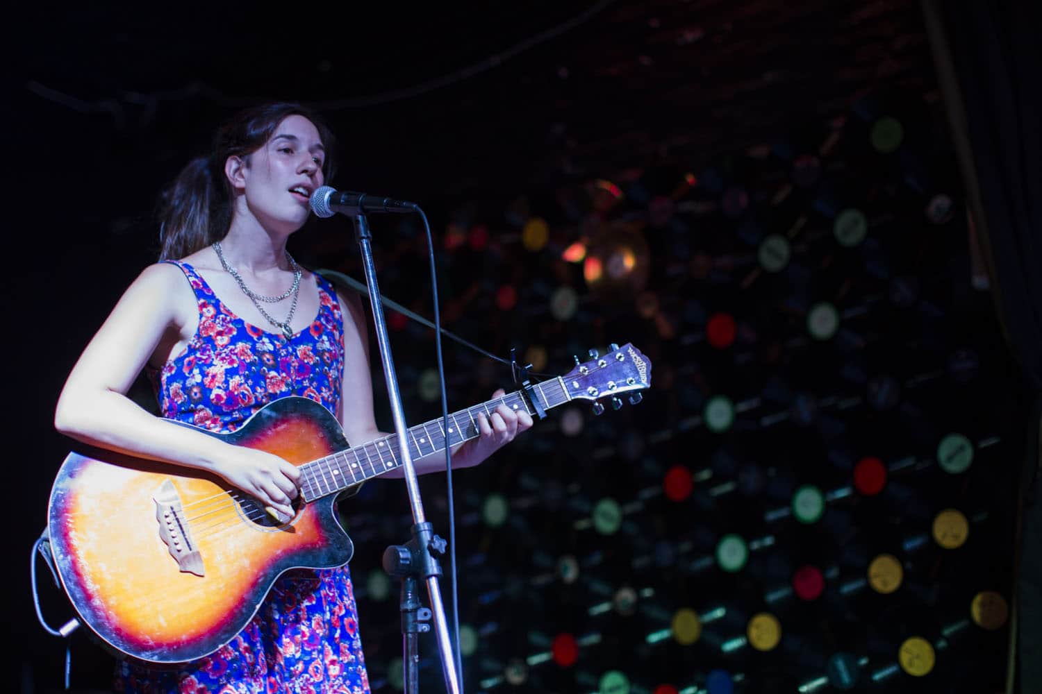 Música de Vegano - En el Conventillo Cultural del Abasto una movida peculiar toma forma desde hace un tiempo. Música, activismo y comida comulgan en el Club Seitan. Pasamos a divertirnos e informarnos, charlamos con sus organizadores y artistas sobre música y veganismo. oja