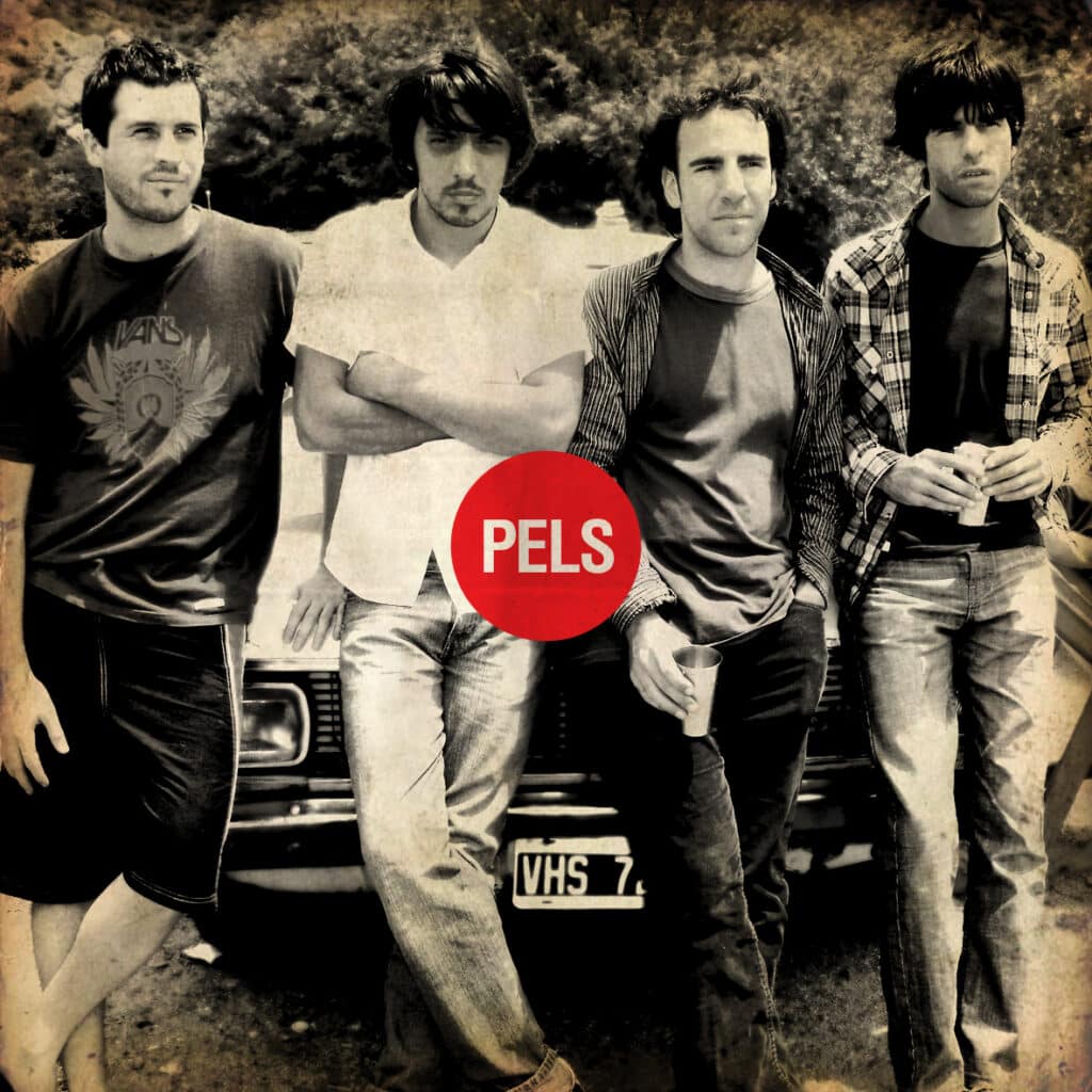 P.E.L.S. - Pels es una banda formada a fines de 2003 en la zona norte del conurbano bonaerense. Luego de 6 años de alternar entre grabaciones caseras y recitales zonales, en 2008 ganan el concurso nacional de bandas "Conexión 2008" organizado por La Alianza Francesa y la revista Inrocks. P.E.L.S.