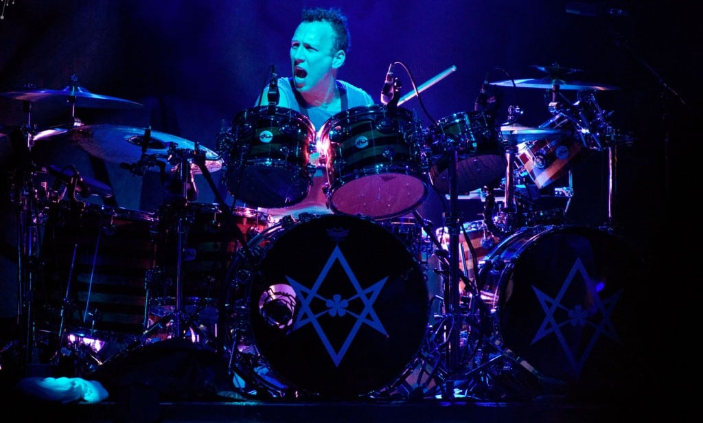 Stephen Perkins: "Los Doors tuvieron los huevos para decir 'así tocamos nosotros, y encima hacemos grandes canciones'" - -No, pero sé que eran conciertos históricos, y una experiencia totalmente asombrosa. Todos los que escuchamos sus discos fuimos influenciados. Y le dejaron una marca muy importante a Jane’s Addiction, al igual que grupos como Van Halen. Lo mismo pasó dentro de la escena de San Francisco, aunque no tanto en la invasión inglesa. Los Doors lo llevaron a otro nivel, porque no imitaban a nadie. Hace un tiempo estaba hablando con Densmore, y le dije: “Tengo que ser orgánico y crear mi propia versión de las canciones, y no copiarte”. Así que eso voy a hacer en el tributo. Con Jane’s Addiction creamos momentos muy dinámicos, pero no puedo pensar de una banda que haya tenido más que The Doors. Imaginate si hicieran discos ahora, sería una situación similar a lo que representa Public Enemy, que usan frases y ritmos para golpearte la cabeza. Como por ejemplo la letra de “Unknown Soldier”… nunca supe exactamente a qué hacía referencia, hasta que fui grande. Ese es mi amor por su música, y voy a intentar honrarlos lo mejor que pueda. Si ves una foto mía de cualquier show, estoy sonriendo: disfruto de ese momento y de lo que vivo ahí, sin pensar en nada más. Y cuando encuentro esa imagen, me devuleve a aquel instante. perkins1