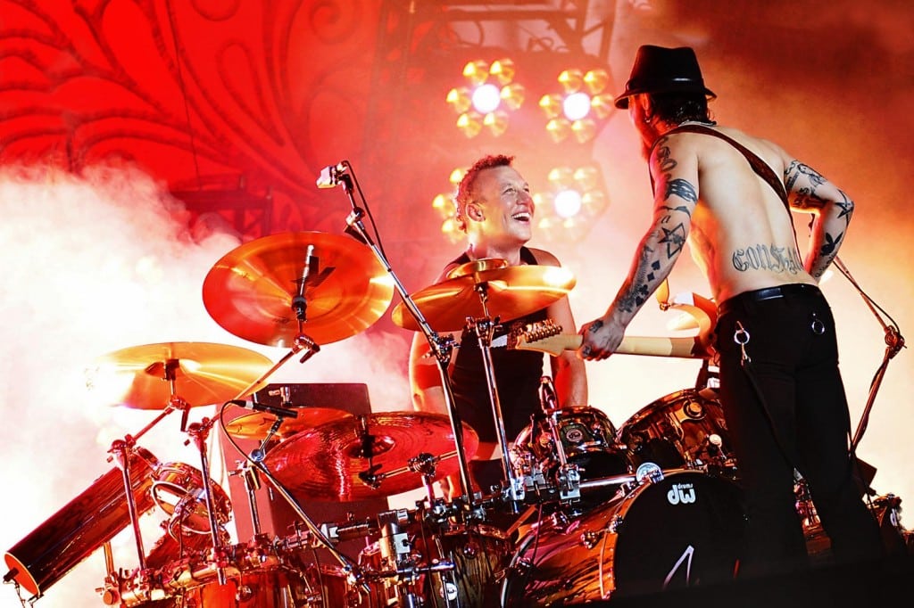 Stephen Perkins: "Los Doors tuvieron los huevos para decir 'así tocamos nosotros, y encima hacemos grandes canciones'" - -No, pero sé que eran conciertos históricos, y una experiencia totalmente asombrosa. Todos los que escuchamos sus discos fuimos influenciados. Y le dejaron una marca muy importante a Jane’s Addiction, al igual que grupos como Van Halen. Lo mismo pasó dentro de la escena de San Francisco, aunque no tanto en la invasión inglesa. Los Doors lo llevaron a otro nivel, porque no imitaban a nadie. Hace un tiempo estaba hablando con Densmore, y le dije: “Tengo que ser orgánico y crear mi propia versión de las canciones, y no copiarte”. Así que eso voy a hacer en el tributo. Con Jane’s Addiction creamos momentos muy dinámicos, pero no puedo pensar de una banda que haya tenido más que The Doors. Imaginate si hicieran discos ahora, sería una situación similar a lo que representa Public Enemy, que usan frases y ritmos para golpearte la cabeza. Como por ejemplo la letra de “Unknown Soldier”… nunca supe exactamente a qué hacía referencia, hasta que fui grande. Ese es mi amor por su música, y voy a intentar honrarlos lo mejor que pueda. Si ves una foto mía de cualquier show, estoy sonriendo: disfruto de ese momento y de lo que vivo ahí, sin pensar en nada más. Y cuando encuentro esa imagen, me devuleve a aquel instante. perkins3