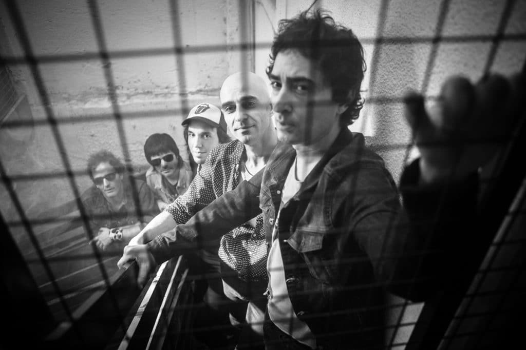 Pier: "Al tocar en el Luna Park nos sentimos como cuando llegamos a Obras" - “Nuestra idea siempre fue no estacarnos y evolucionar disco tras disco”, dice el violero de Pier. La banda tiene más de veinte años, y en ese tiempo mutó su sonido como pocos grupos. Desde el demo “La Codiciada”(1999) –que hoy parece bastante casero, pero que tuvo algunas de sus mejores canciones-, hasta el sonido metálico de “Seguir Latiendo” (2004), que los posicionó como una banda de renombre. Desde el mainstream de “Rock en Monsterland” (2007) hasta “Brindaremos” (2014), con un sonido en donde cobraron prestigio los teclados de Larry Normal. Efectivamente: en la carrera de Pier hubo de todo. pier2