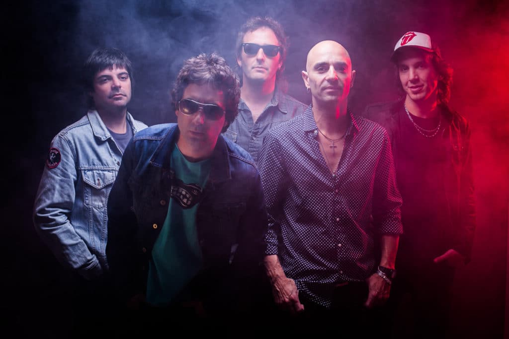 Pier: "Al tocar en el Luna Park nos sentimos como cuando llegamos a Obras" - “Nuestra idea siempre fue no estacarnos y evolucionar disco tras disco”, dice el violero de Pier. La banda tiene más de veinte años, y en ese tiempo mutó su sonido como pocos grupos. Desde el demo “La Codiciada”(1999) –que hoy parece bastante casero, pero que tuvo algunas de sus mejores canciones-, hasta el sonido metálico de “Seguir Latiendo” (2004), que los posicionó como una banda de renombre. Desde el mainstream de “Rock en Monsterland” (2007) hasta “Brindaremos” (2014), con un sonido en donde cobraron prestigio los teclados de Larry Normal. Efectivamente: en la carrera de Pier hubo de todo. pier3