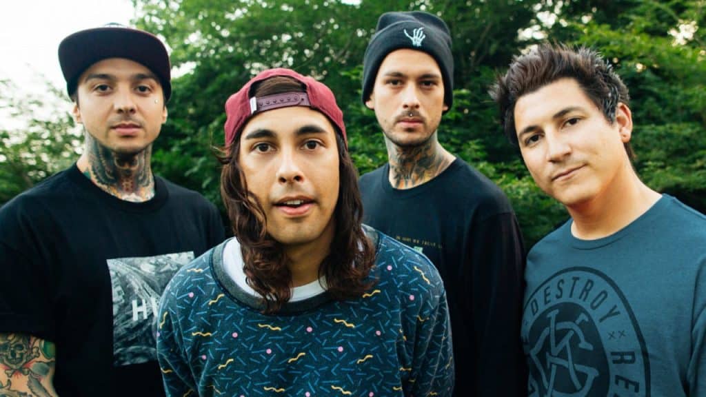 Pierce The Veil: "Perdimos nuestro eje mientras hacíamos este disco" - Dentro de unos años, Pierce The Veil será recordada como una de las bandas que llegaron al corazón de los adolescentes de esta era y que les desencadenaron la tradicional “revolución” interna. En otros tiempos fueron Limp Bizkit y Linkin Park; hoy son ellos y grupos como A Day To Remember y Sleeping With Sirens. pierce veil 2