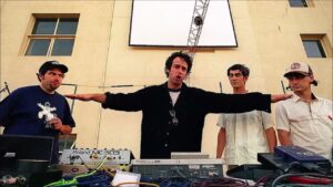 Plan V - Andrés Bucci, Guillermo Ugarte, y Christian Powditch son tres músicos chilenos no profesionales que fueron convocados por Gustavo Cerati para un proyecto electrónico, paralelo a Soda Stereo. Plan V