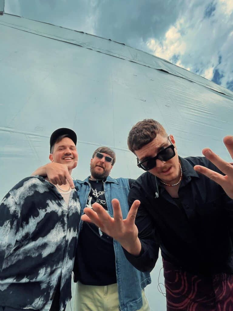 Rayos Láser - Este trío formado en Villa María, Córdoba, lanzó su disco debut a fines de 2011 y logró rápidamente posicionarse dentro de la grilla de los festivales más importantes, como el Pepsi Music, el Personal Fest y el Cosquín Rock. Rayos Láser