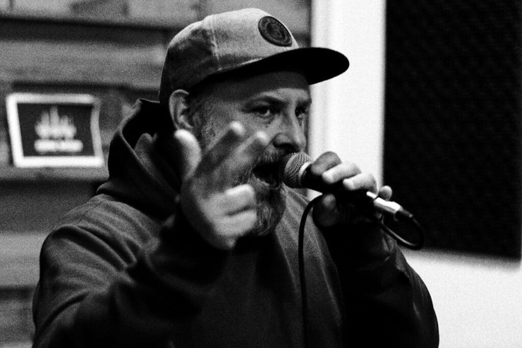 Santullo - Santullo es el nombre del proyecto encabezado por Fernando Santullo, vocalista de Peyote Asesino y colaborador del colectivo Bajofondo, y su álbum debut es producido por su compañero en ambas bandas, Juan Campodonico (Jorge Drexler, Jimena Xariñana, Bajofondo, La Vela Puerca) y Gustavo Santaolalla (Juanes, Julieta Venegas, Molotov, Antonio Carmona, Bajofondo). Santullo