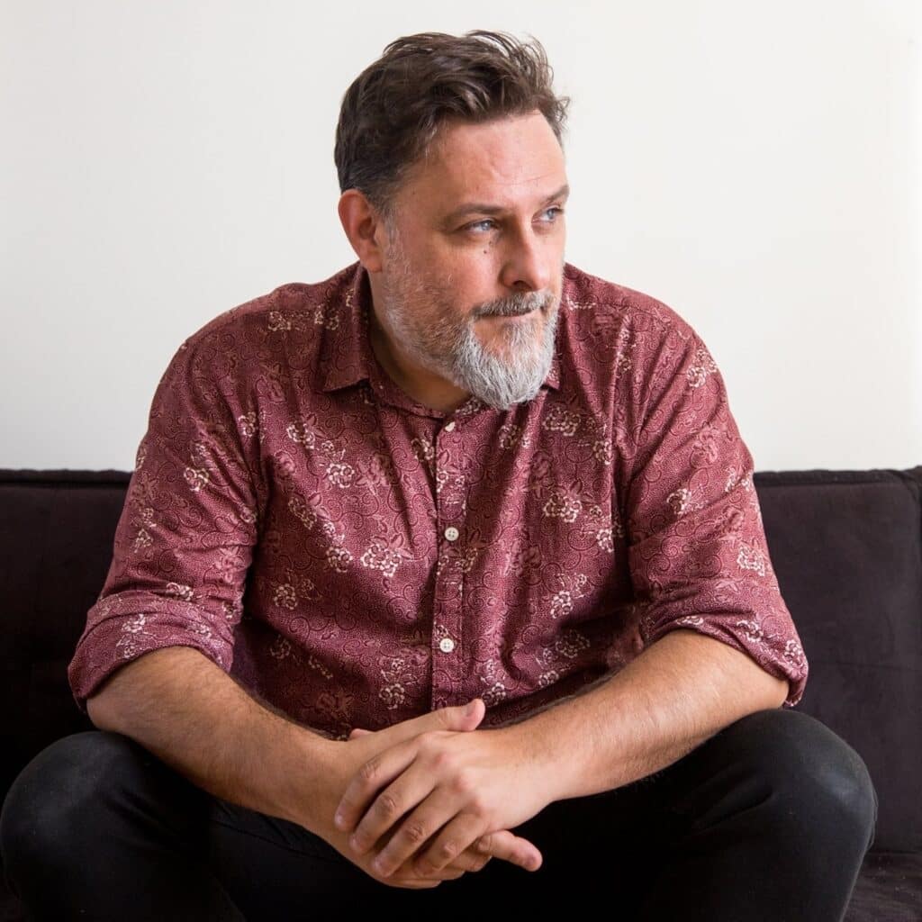 Santullo - Santullo es el nombre del proyecto encabezado por Fernando Santullo, vocalista de Peyote Asesino y colaborador del colectivo Bajofondo, y su álbum debut es producido por su compañero en ambas bandas, Juan Campodonico (Jorge Drexler, Jimena Xariñana, Bajofondo, La Vela Puerca) y Gustavo Santaolalla (Juanes, Julieta Venegas, Molotov, Antonio Carmona, Bajofondo). Santullo. Foto: Martín Illescas Slazinskas