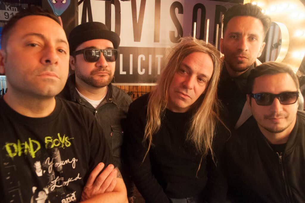 Satan Dealers - La banda se formó como trío en el año '99, y luego se sumó el ex-NDI Adrián Outeda. Satan Dealers