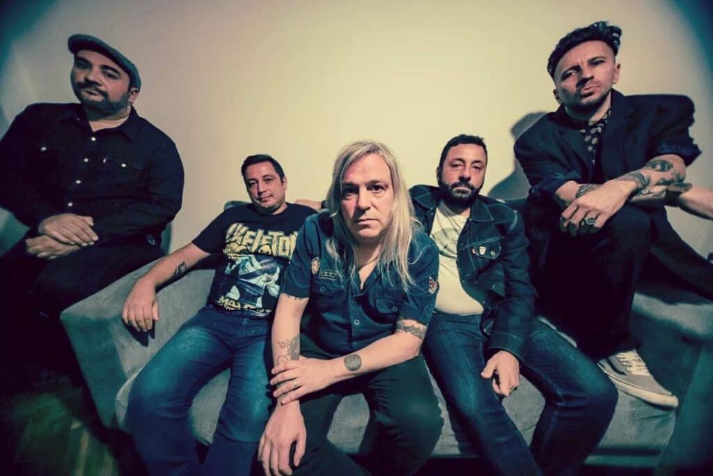 Satan Dealers - La banda se formó como trío en el año '99, y luego se sumó el ex-NDI Adrián Outeda. Satan Dealers