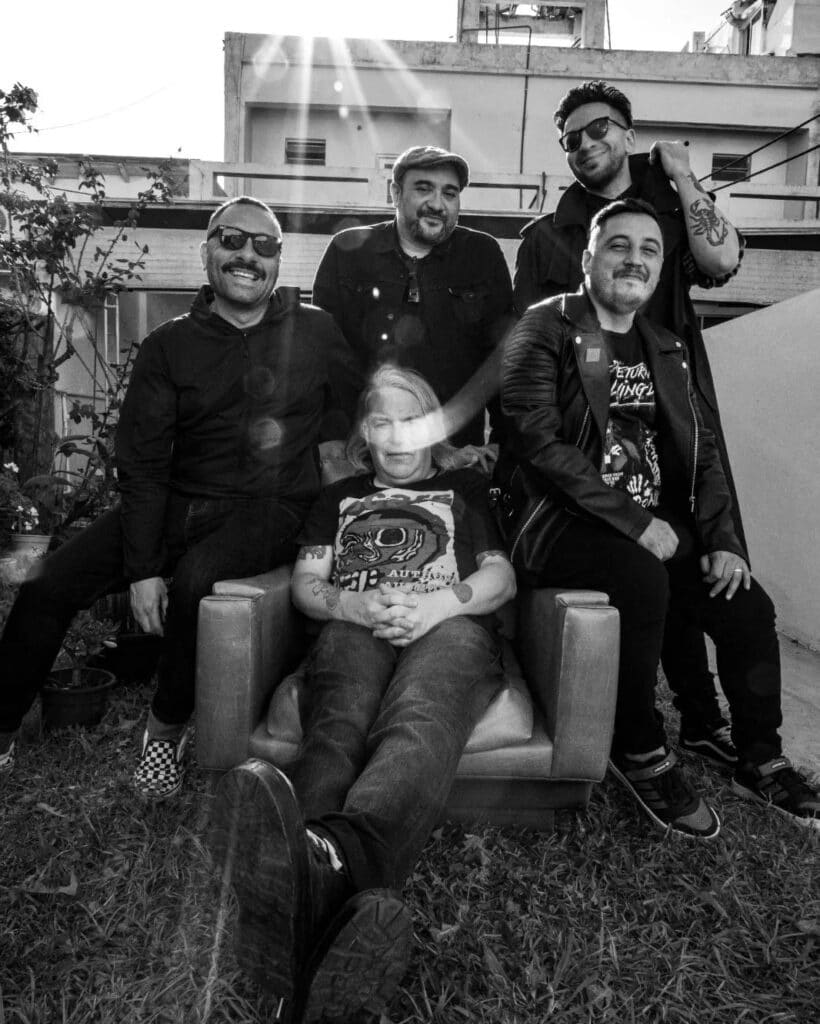 Satan Dealers - La banda se formó como trío en el año '99, y luego se sumó el ex-NDI Adrián Outeda. Satan Dealers
