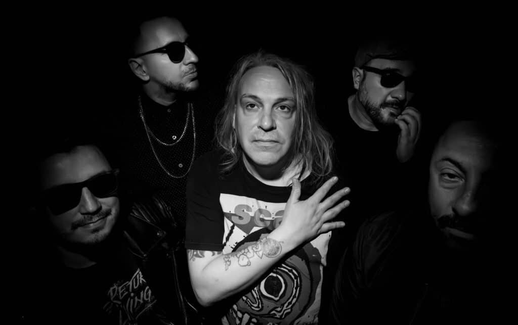 Satan Dealers - La banda se formó como trío en el año '99, y luego se sumó el ex-NDI Adrián Outeda. Satan Dealers