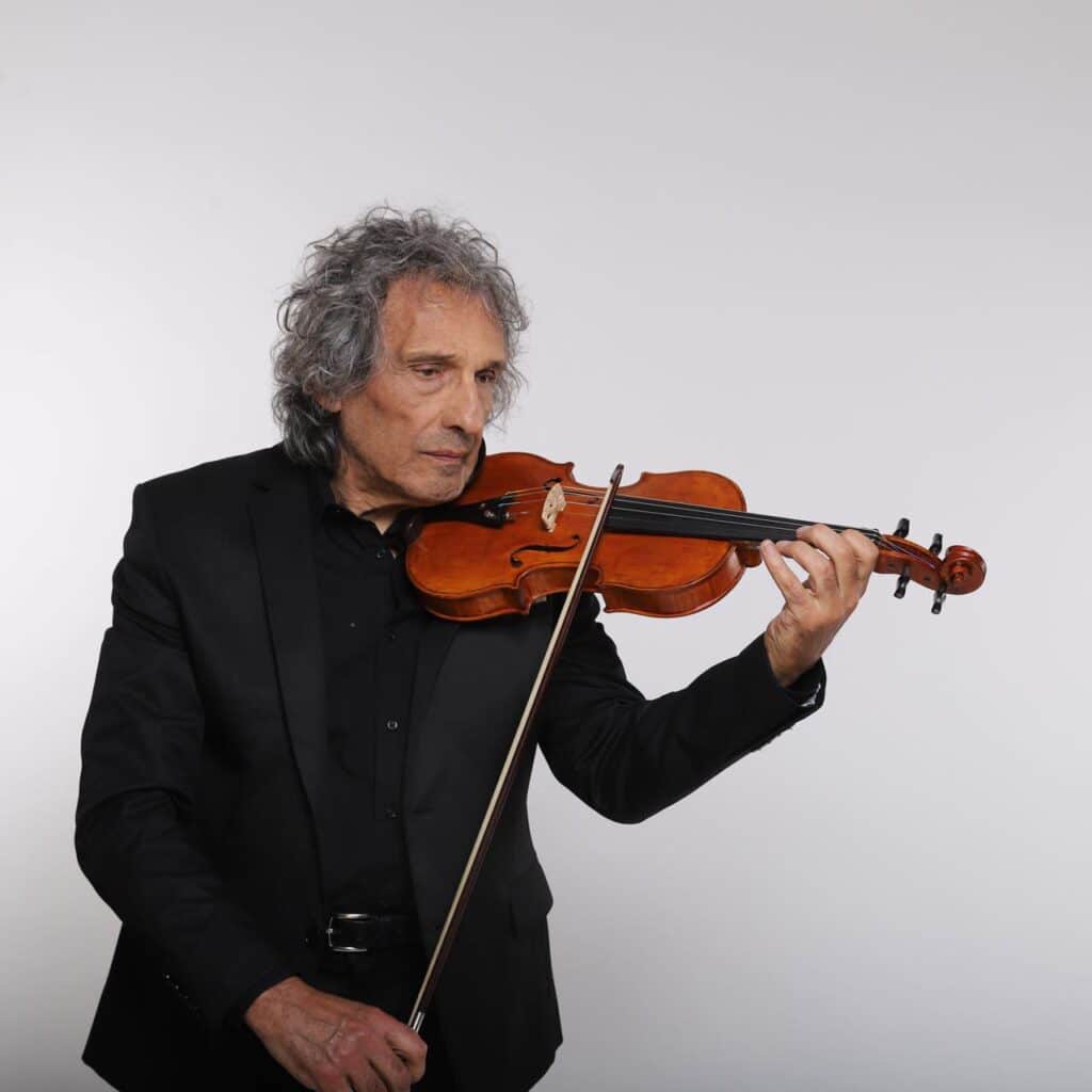 Ricardo Soulé - En 1982 viajó a Estados Unidos para registrar su segunda placa solista, "Romances de gesta", que contó con la producción del ex-Almendra Edelmiro Molinari. Este disco no contó con el apoyo masivo, al igual que el siguiente ("Ricardo Soulé", 1985), por lo que desapareció del circuito grande. Ricardo Soulé