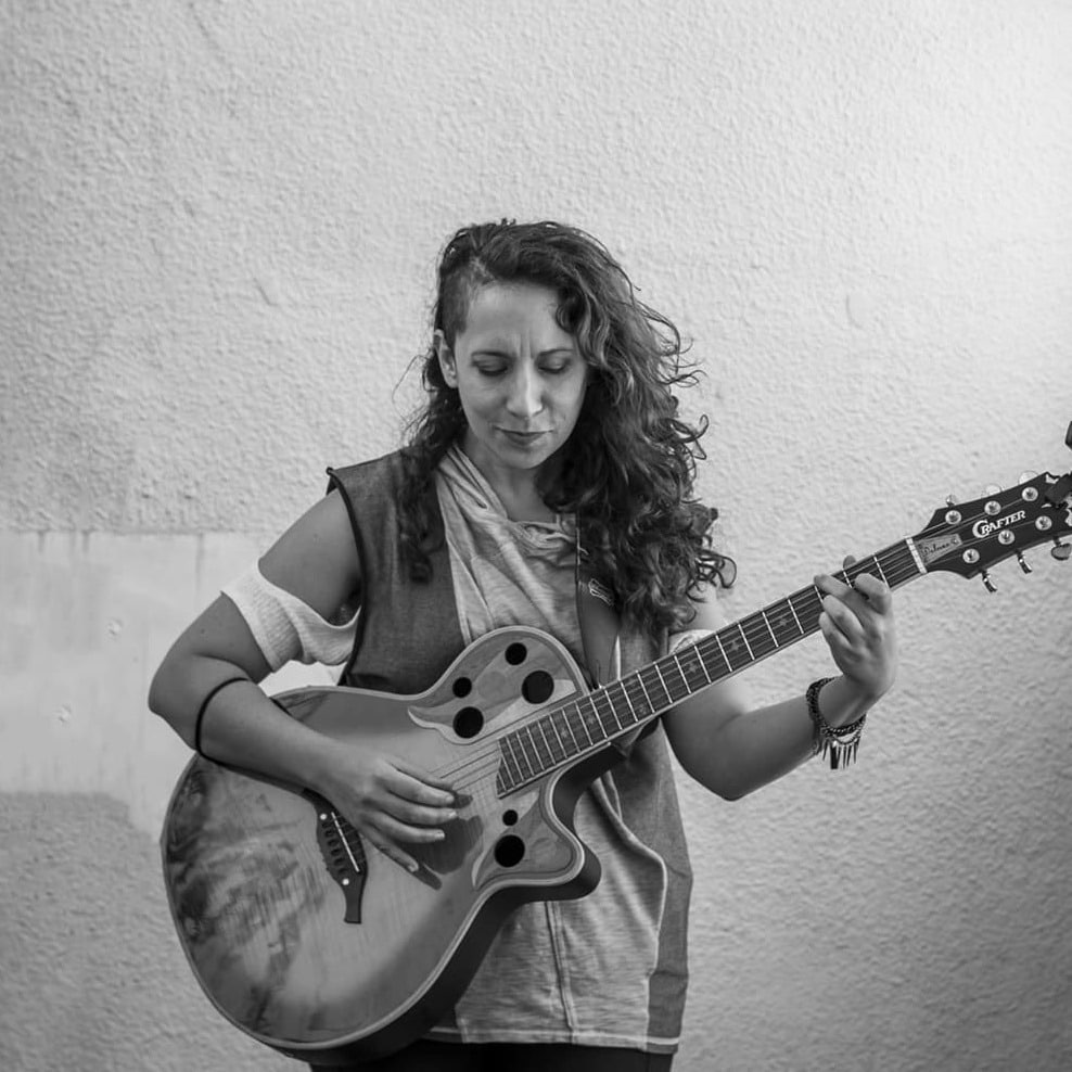 Señorita Carolina - Carolina Pacheco es una cantante y compositora autogestiva de la Ciudad de Buenos Aires, antes conocida como Señorita Carolina, amante de llevar la canción en su voz desde 2005, en diferentes formatos. Srta Carolina Pacheco
