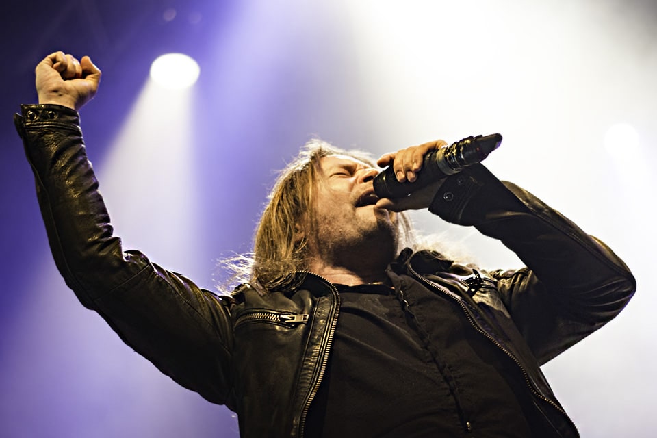 Stratovarius presentó disco en el Vorterix - Stratovarius subiría al escenario a las 21.30, casi 45 minutos después de que la última banda soporte – Abeydon, que festejó sus 10 años de vida – dejara el escenario. La espera, aunque prolongada, lejos de caldear los ánimos, aumentaría la expectativa del estridente e incansable público. stratovarius