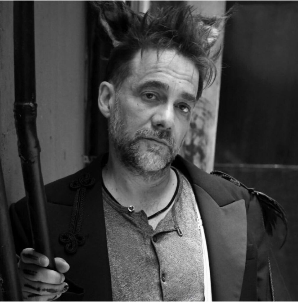 Vicentico - La historia de Vicentico (nacido Gabriel Fernández Capello) está indisolublemente ligada a la de la banda que fundó e integró junto a Flavio cianciarulo desde 1984 hasta el 2001: Los Fabulosos Cadillacs. Si bien nunca se oficializó una separación, tanto Vicentico como los otros integrantes encararon sus proyectos por separado. Vicentico, 2020. Foto: Facebook del artista