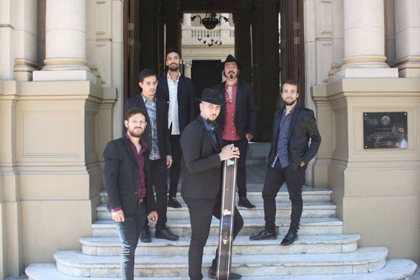 Vulv - Esa primera etapa musical de Vulv estuvo marcada de manera muy clara por géneros como el hard rock, blues y stoner conviviendo con algunos elementos del pop. Es con esta formación que lanzaron su primer EP homónimo y comenzaron a afianzar la imagen elegante que complementó la contundencia de sus actuaciones en vivo. Vulv