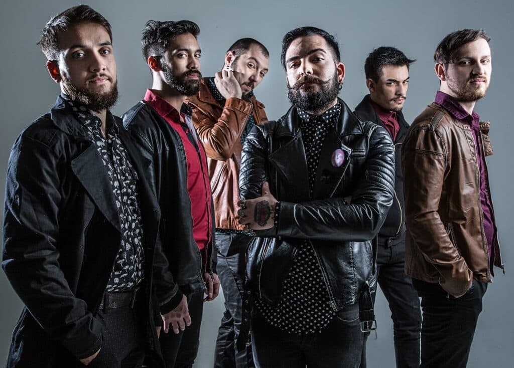 Vulv - Esa primera etapa musical de Vulv estuvo marcada de manera muy clara por géneros como el hard rock, blues y stoner conviviendo con algunos elementos del pop. Es con esta formación que lanzaron su primer EP homónimo y comenzaron a afianzar la imagen elegante que complementó la contundencia de sus actuaciones en vivo. Vulv
