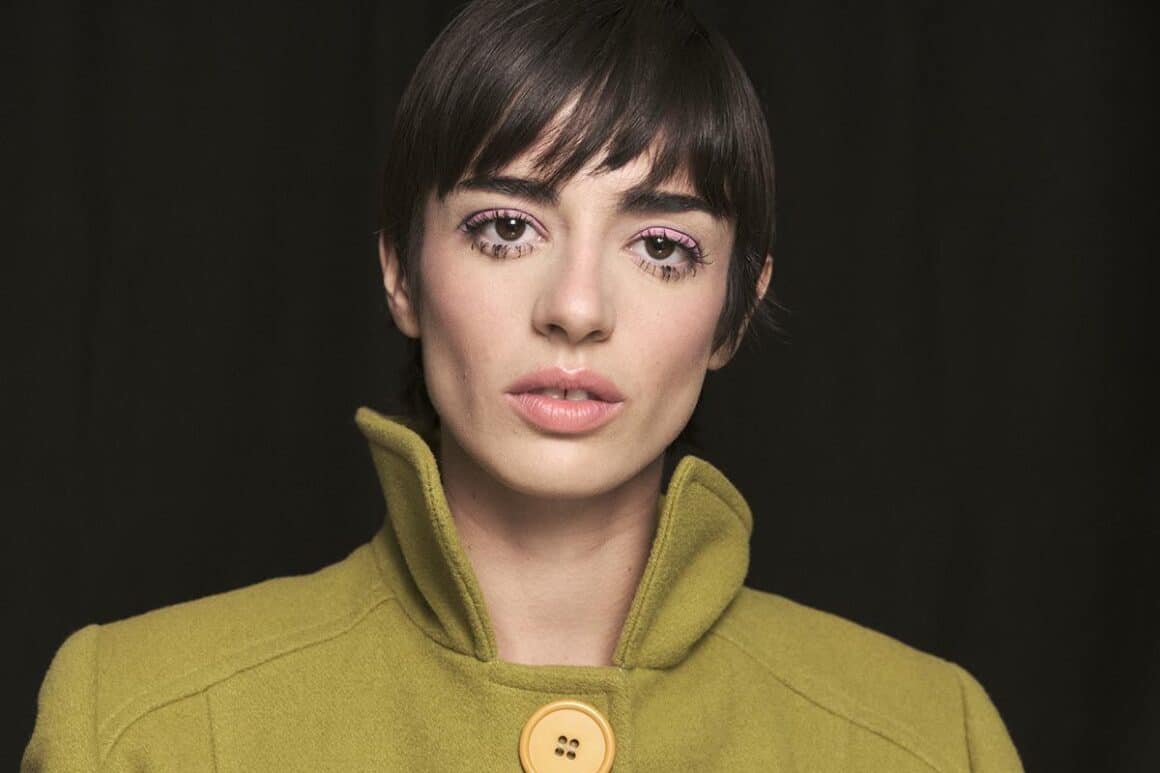 Zoe Gotusso - Zoe Gotusso es una cantante y compositora cordobesa de pop y bossa nova. Tuvo reconocimiento como parte del dúo Salvapantallas, y luego como solista, lanzando su álbum debut Mi primer día triste en 2020. zoe gotusso 1