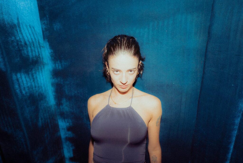 Zoe Gotusso - Zoe Gotusso es una cantante y compositora cordobesa de pop y bossa nova. Tuvo reconocimiento como parte del dúo Salvapantallas, y luego como solista, lanzando su álbum debut Mi primer día triste en 2020. Zoe Gotusso
