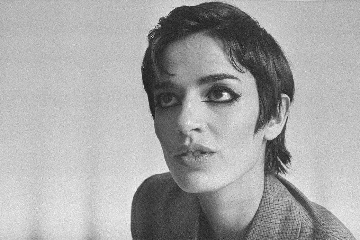 Zoe Gotusso - Zoe Gotusso es una cantante y compositora cordobesa de pop y bossa nova. Tuvo reconocimiento como parte del dúo Salvapantallas, y luego como solista, lanzando su álbum debut Mi primer día triste en 2020. zoe gotusso 2