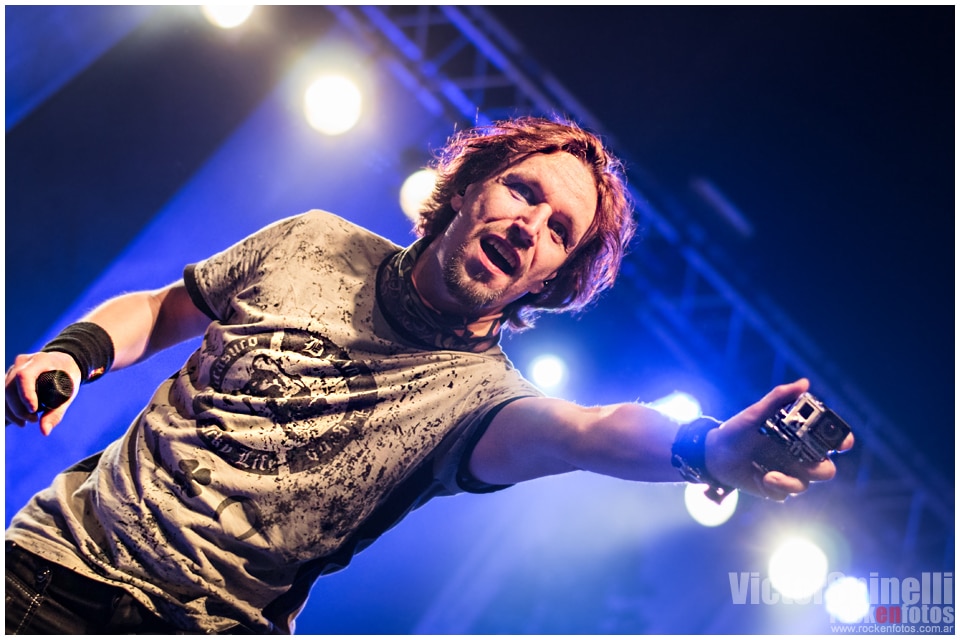 Sonata Arctica festejó sus 15 en el Vorterix - Con una lista repleta de clásicos - muchos de ellos raramente interpretados en vivo -, un sonido impecable, claro y contundente, y una interpretación con la que, al cerrar los ojos, transportaba directamente al disco - por su precisión, por la profesionalidad de sus músicos, por la inoxidable voz de Tony Kakko (que no claudicó a pesar de estar engripado y con la espalda malograda) -, Sonata Arctica pasó nuevamente por Buenos Aires, dejando en claro por qué conforman una de las bandas más influyentes de la escena powermetalera mundial. 02098442 3a1d 4b5f a5d3 98d239b99bb9