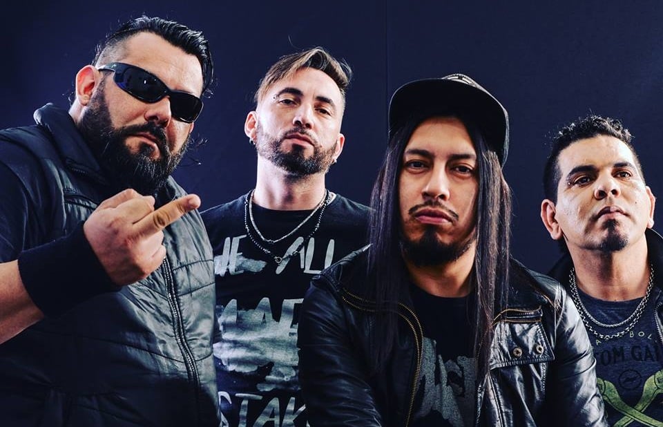 Hey Ya: "Buscamos un clima festivo, intenso, de amistad, de hermandad" - A mitad de 2011 comenzó a tener vida este ambicioso proyecto de banda extremadamente rockera, partiendo de raíces metaleras. Tras una pausa, retoman, tocan mucho y editan "Nada que perder", un disco que promete arrasar con todos los clichés. Lo presentan el 7 de diciembre en Casa Colombo, en el Abasto porteño. La banda tuvo algunas idas y vueltas pero ¿se terminó de afianzar en ese 2015 decisivo para Hey Ya?
Sí, exactamente. Previo a 2015 era un espacio donde volcábamos ganas de tocar con amigos, hacer esas canciones que quizás en nuestras respectivas bandas no se podían por mantener un orden, una línea. El motivo de tomarnos una pausa fue justamente no tener el tiempo necesario para dedicárselo a este nuevo proyecto. Definitivamente 2015 nos encontró más organizados, con ideas más claras y con las ganas necesarias como para poner un sello de madurez y responsabilidad que una banda así necesita.
¿Por qué se volcaron al grunge, o al hard rock, cuando venían de una movida mucho más metalera?
Esas reuniones semiformales de amigos músicos dónde podríamos decir que nos juntábamos a experimentar otras vetas musicales hicieron que nos vayan seduciendo estos estilos que para nosotros eran novedosos desde la ejecución, siendo que todos somos muy abiertos musicalmente y hemos escuchado de todo en nuestras vidas pero nunca los habíamos podido canalizar desde la tocada en formato banda. Particularmente aprecio la música en su amplia definición, más allá de las etiquetas de géneros o artistas.
¿Le da cierta cuestión artesanal rockera que el disco haya salido mientras tocaban mucho y como casi una necesidad de mostrar sus canciones?
Podríamos decir que sí en el sentido de cómo se fueron dando las cosas, realmente no fue planeado así, nos dejamos llevar por las ganas, necesitábamos salir a tocar, estar en contacto con el público, esa necesidad de compartir tu arte. En cierto modo es buscar la aprobación, buscar una comunión entre los amigos, el público que se va sumando y nosotros. Esas mismas ganas nos llevaron a tener que plasmar las canciones, inmortalizarlas, definirlas así de por vida y empezar a compartirlas. Todo un proceso que se dio casi simultáneamente ya que no pensábamos en dejar shows de lado para hacerlo. Además de artesanal, la salida del disco la llamaría una cuestión folclórica, sabemos que hoy en día el formato físico es casi del todo obsoleto, la modernidad nos llevó a los datos, al consumo masivo de los formatos digitales, lo cual es una genialidad y tiene miles de beneficios. Tenemos que adaptarnos a los tiempos que corren, pero el formato físico (para nosotros y para muchos otros, aclara) le da un sabor distinto, más cálido, tangible, concreto. Esa vieja usanza que te hacía sentir que tenías el premio mayor cuando te llevabas el disco se tu artista preferido al barrio para compartirlo con los amigos. Eligieron un género que está pasando un momento extraño en la música, al menos en Argentina ¿Cómo hicieron para creer en lo que hacen?
No se trata de creer o no, sólo se trata de sentir, de que encontramos en la música una manera de vibrar diferente de la que lo hacemos en nuestra vida diaria. Todos tienen alguna pasión: el fútbol, la política, automóvilismo, la que sea, la nuestra es hacer música. Desde que tengo memoria el rock, el metal, y sus derivados nunca fueron géneros fáciles de llevar, siempre fueron marginados, tal vez por que son géneros que no saben callar verdades y podríamos hacer mil hipótesis más. Lo concreto es que es lo que nos satisface y no vemos motivo alguno para dejar de hacerlo.
Presentan "Nada que ver" en diciembre, en el Abasto ¿El barrio le agrega cierta mística rockera no?
¡Es cierto! ¡Qué buen punto! La verdad no lo habíamos pensado por ese lado pero es innegable lo que decís. Lo que tratamos de hacer en realidad fue buscar algún punto intermedio para comodidad de la gente contemplando la accesibilidad y la seguridad ante todo.
Anunciaron la fecha con bastante tiempo de anticipación ¿Qué están preparando para Casa Colombo?
Será un show con condimentos extras desde la puesta en escena, vamos a tocar el disco completo más viejas canciones y algunos invitados. Un show donde, de principio a fin, vamos a contagiar la adrenalina que tenemos, con el placer que significa poder invitar a dos bandas amigas para que compartan esta fiesta con nosotros regalandonos su arte, además de colegas que hemos conocido en este pequeño tiempo de vida con la banda. Buscamos un clima festivo, intenso, de amistad, de hermandad.
Hey Ya presenta el viernes 7 de diciembre su primer disco "Nada que perder" en Casa Colombo (Gallo 557, Abasto, CABA). 029e7ea1 ad0f 45a1 9a88 1e36825a96cc