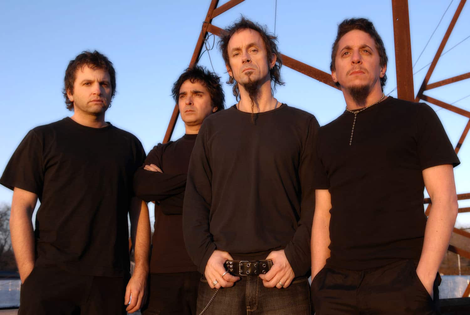 Vetamadre reflexiona sobre "Otroviaje", su disco más conceptual - A unos metros de ese micrófono estaba Breshnev, intentando curar sus heridas y registrando lo que también pasaba dentro suyo. Ese sería uno de los ingredientes para el que se convertiría en el álbum más conceptual de Vetamadre. “Una amiga me había prestado un PH en ese barrio, con un entrepiso hermoso -recuerda el vocalista-. Recalé ahí después de una separación, para tratar de reconstruir mi vida”. 033dd6ce 2925 4c99 a182 e69b8ad6ceb6