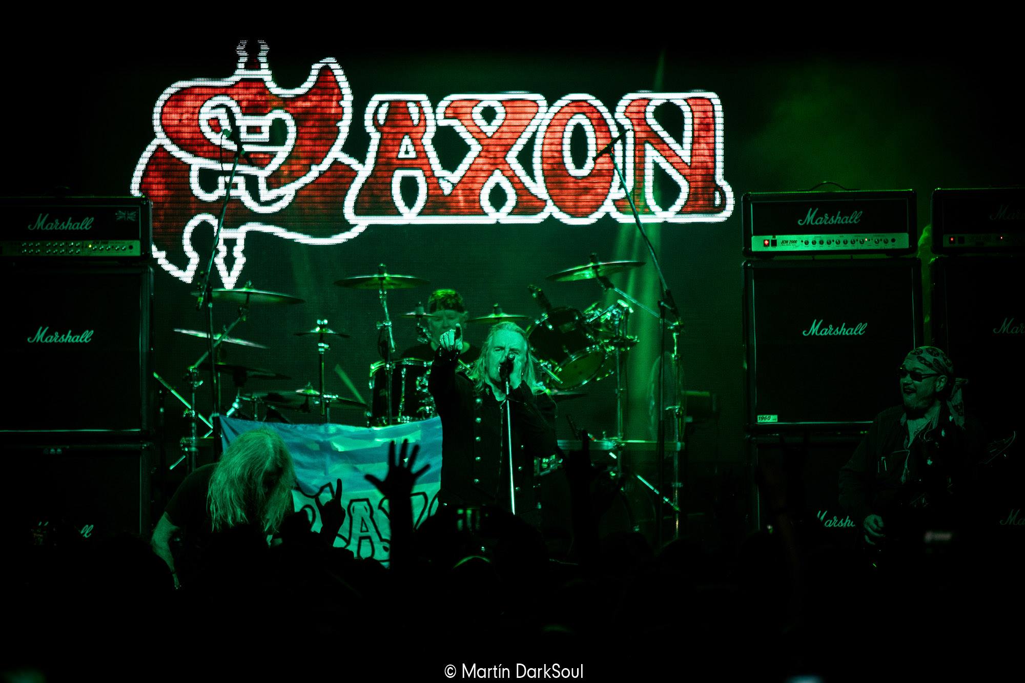 Saxon en El Teatrito: casi como en un pub inglés - “Este lugar no es muy grande, ¡pero ustedes sí que son un público inmenso!”, dice Biff Byford unos minutos después de que comience su recital en la Argentina. Y tiene razón: El Teatrito está agotado y no cabe ni un alfiler. Aunque esta gira se haya promocionado como un repaso por sus grandes éxitos, Saxon empieza con “Thunderbolt”, del disco del mismo nombre (2018). Y es una elección acertada, porque plantea algo de movida: nada está más lejos de que se conviertan en un acto de nostalgia. 0e6ee6eb 1478 46f0 b320 ac1c33189883