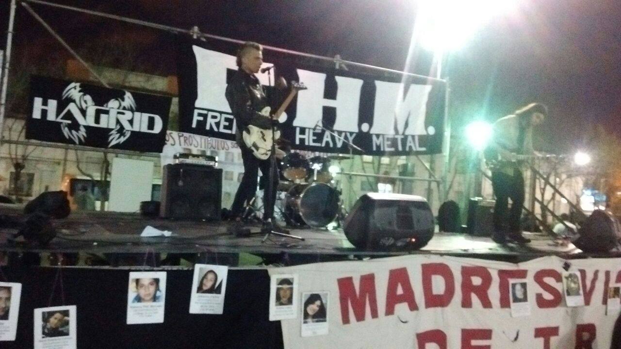 Heavy metal, organizado y solidario - La Argentina está pasando por una situación económica y social delicada donde las personas más marginadas están recibiendo la peor parte. En medio de esta profunda crisis surge el Frente Heavy Metal (F.H.M.), una organización solidaria que busca visualizar y combatir las principales problemáticas sociales que atraviesa el país. 1dd08a55 5fd7 47a3 8d61 ce1e0d09266c