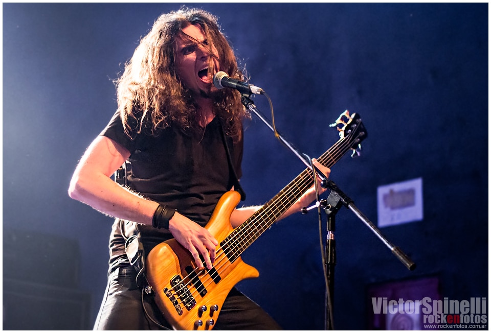 Sonata Arctica festejó sus 15 en el Vorterix - Con una lista repleta de clásicos - muchos de ellos raramente interpretados en vivo -, un sonido impecable, claro y contundente, y una interpretación con la que, al cerrar los ojos, transportaba directamente al disco - por su precisión, por la profesionalidad de sus músicos, por la inoxidable voz de Tony Kakko (que no claudicó a pesar de estar engripado y con la espalda malograda) -, Sonata Arctica pasó nuevamente por Buenos Aires, dejando en claro por qué conforman una de las bandas más influyentes de la escena powermetalera mundial. 1f50031d d31f 42bb 908c e627a3cd8353