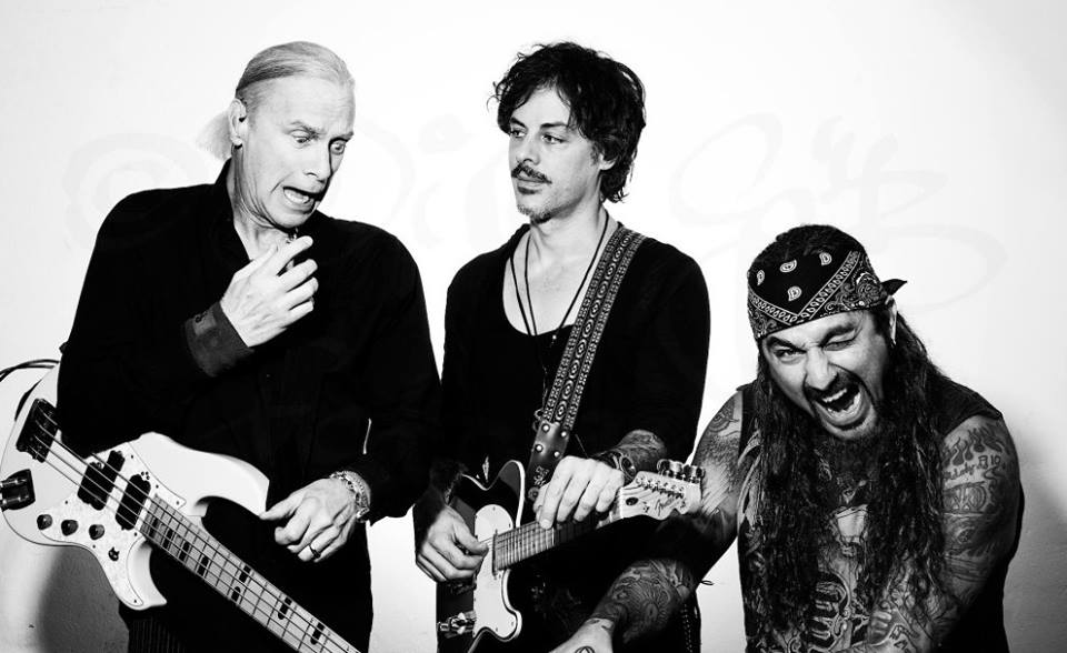 The Winery Dogs: "Nadie se imagina lo difícil que es grabar un DVD" - Por el lado de The Winery Dogs parece que sí podemos ilusionarnos: la banda publicó dos álbumes desde 2013 y dio más de cien shows antes siquiera de grabar “Hot Streak” (2015). “Después de tantos conciertos estuvimos más ajustados para entrar al estudio el año pasado –dice el bajista Billy Sheehan al otro lado del teléfono, después de una prueba de sonido en Belo Horizonte-. Cuando grabamos nuestro debut nos conocíamos bien y sabíamos cómo queríamos sonar, pero hacer una gira tan extensa nos sirvió para que la banda evolucionara. Ahora nos entendemos mejor y sabemos comunicarnos sin problemas sobre el escenario”. 2