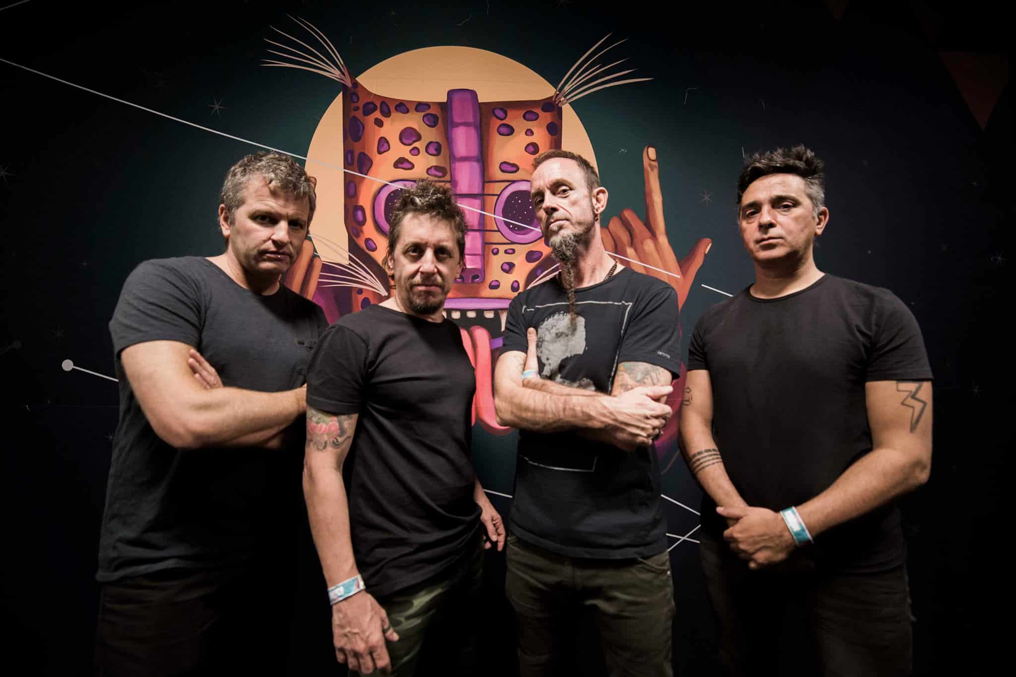 Vetamadre: "Ya hay un posible concepto para el próximo disco" - Posiblemente, este año sea el más ocupado de Julio Breshnev en toda su vida. Además del regreso de Cosméticos, el grupo que lideró en los ‘80, planea lanzar un álbum con Vetamadre y darle vuelo a su propio proyecto. “Son cosas que surgieron, en parte por estar abierto y receptivo -explica-. Pero para poder decirle que sí a esto, tuve que resignar mucho, como mi trabajo en la Rock & Pop. Me encanta la radio, pero hay que saber cuándo sacrificar un proyecto en pos de otro”. 2c87a50d 3c9f 48de bbf8 08d1f2da9ce7