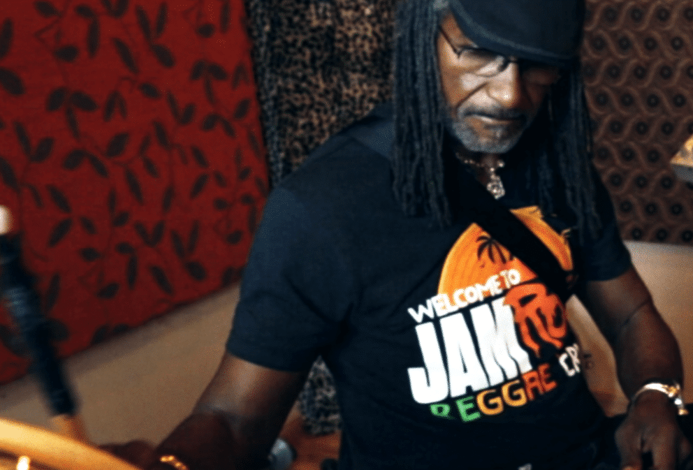 Un argentino reunió por primera vez a los rivales de la música jamaiquina - Hernán Sforzini logró algo impensado: que Sly & Robbie y Roots Radics, las bandas "competidoras" del reggae, se juntaran en "The Final Battle". Rock.com.ar charló con él sobre el proceso, que incluyó cantantes de lujo, juegos de dominó... y hasta encuentros con extorsionadores. 35becf7f 36e5 4b3f 82fb c950e735abb0