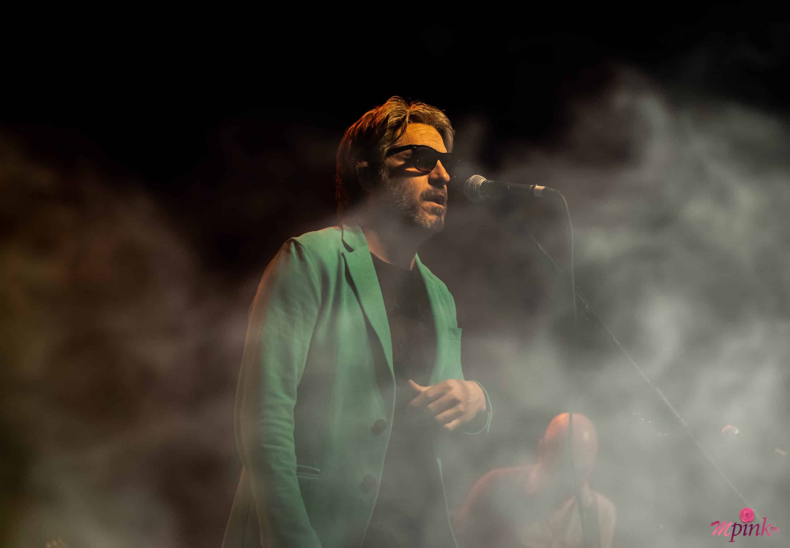 Estelares en Vorterix, y cómo darle una vida a las canciones sin arrepentirse - Los más de 20 años de trayectoria de Estelares se festejaron ante un numeroso público que colmó el teatro rosarino de calle Salta. El ya amalgamado sexteto liderado por Juan Manuel Moretti llegó con su #ConstelacionDeCanciones y la marca registrada de exquisitas composiciones y melodías, endulzadas con bonitas anécdotas. 419474f1 e323 4f2c 8c39 165102b5c815 scaled