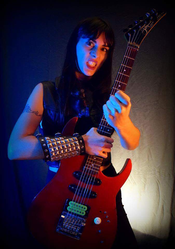 Filosa, imparables guerreras del metal - Integrada completamente por mujeres, Filosa empezó hace 3 años buscando recuperar el clásico heavy metal, pero combinándolo con el speed metal. Constanza Samhain (voz, también de Blast Bitch), Eileen Curri (guitarra) y Mayra Arrellano (bajo) continúan firmes en su trabajo independiente y autogestivo mientras buscan reemplazante en la batería. Hace poco charlamos con las tres para que nos cuenten la historia del novedoso grupo y las dificultades con las que se ha topado en la escena under argentina. 4b881e8d d491 4352 95a0 aed1d217bbf6